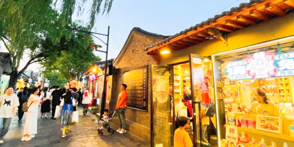 <a class='seo-content-a'  target='_blank'  href = 'https://intotravelchina.com/html/web/beijing/index.html'>Nanluoguxiang</a>,beijing culture.jpg