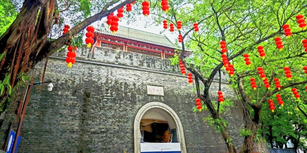What is the largest park in <a class='seo-content-a'  target='_blank'  href = 'https://intotravelchina.com/html/web/guangzhoutravelguide/index.html'>Guangzhou</a> China.jpg