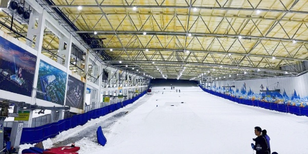 skiing in china,china ski resorts,persona travel,Beijing Qiaobo Indoor Ski Resort.jpg